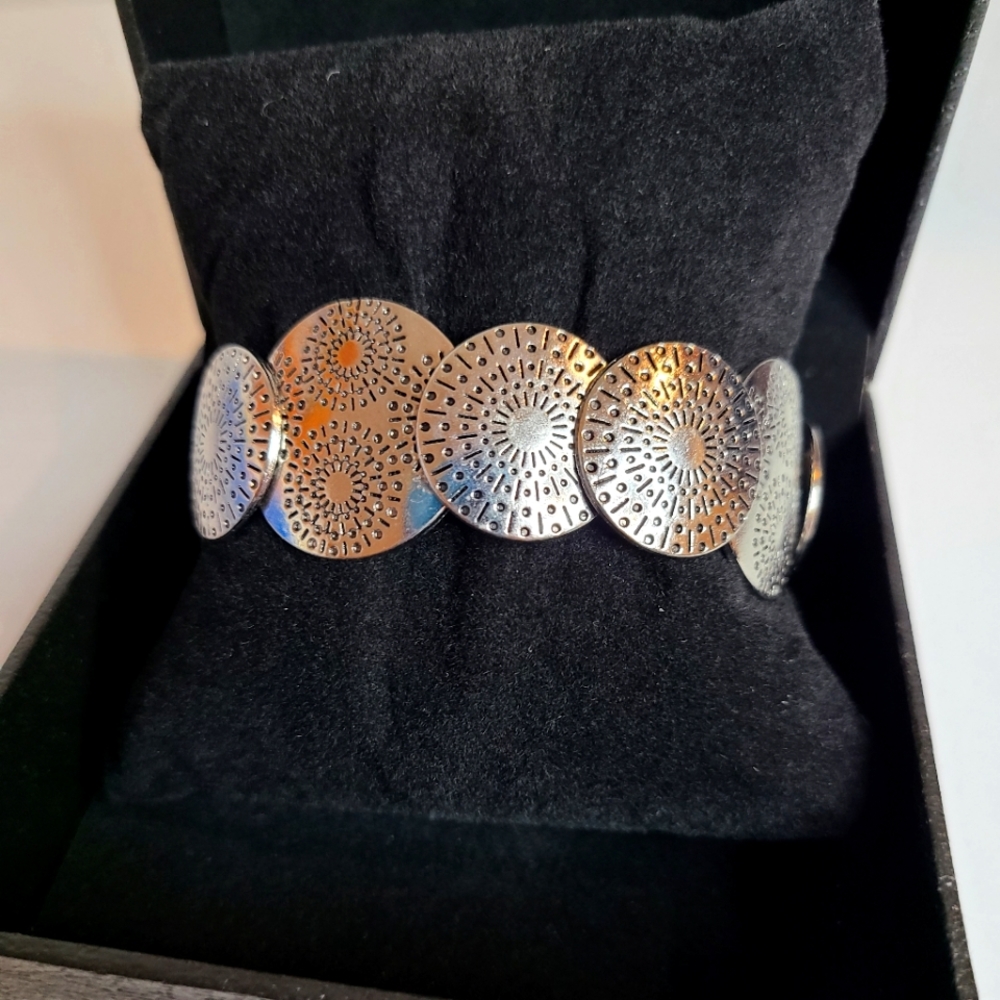 Womens stretchable fashion silver bracelet